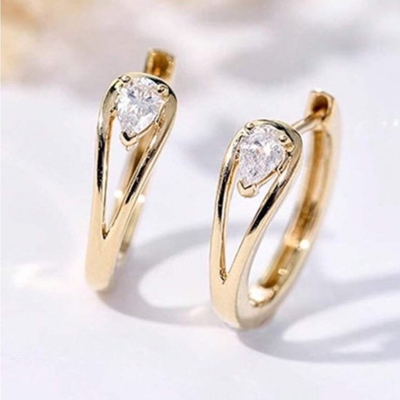 Jewelry - 18K Gold Simulated Diamond Hoop Earrings✨